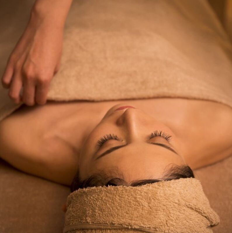 安心して施術を受ける女性